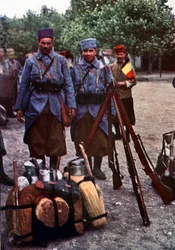 Scherpschutters uit Algerije in een kamp tijdens de Slag bij de Marne ten oosten van Parijs, september 1914 (autochroom)